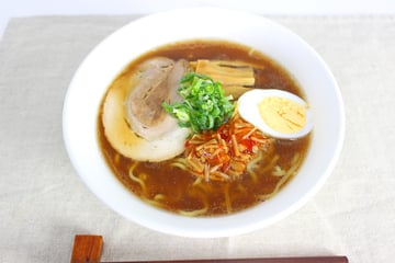 しょうゆ、みそラーメン赤いぼたんこしょう入りなめ茸のせ