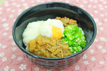 ぼたんこしょう入りなめ茸のネバネバ丼